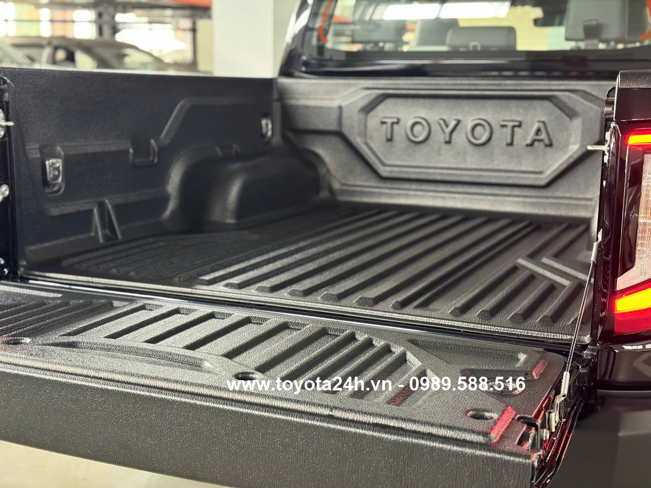 toyota-hilux-2.8AT-4x4-2026-mau-den-thung-xe-ban-tai
